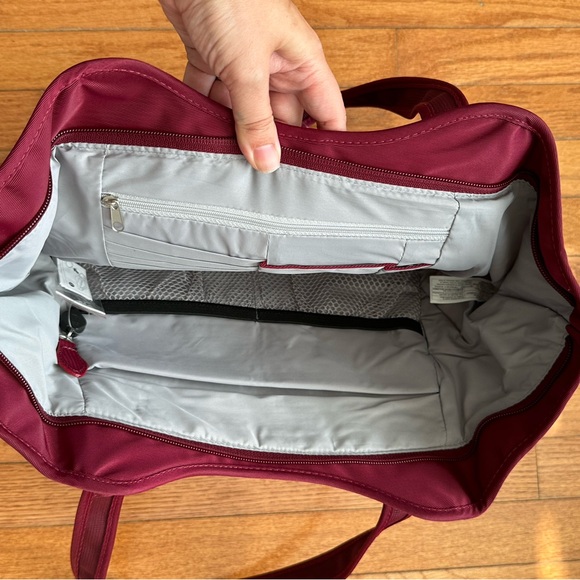 NEW Magellan’s VaultPro RFID Tote Bag in Maroon - Picture 3 of 3